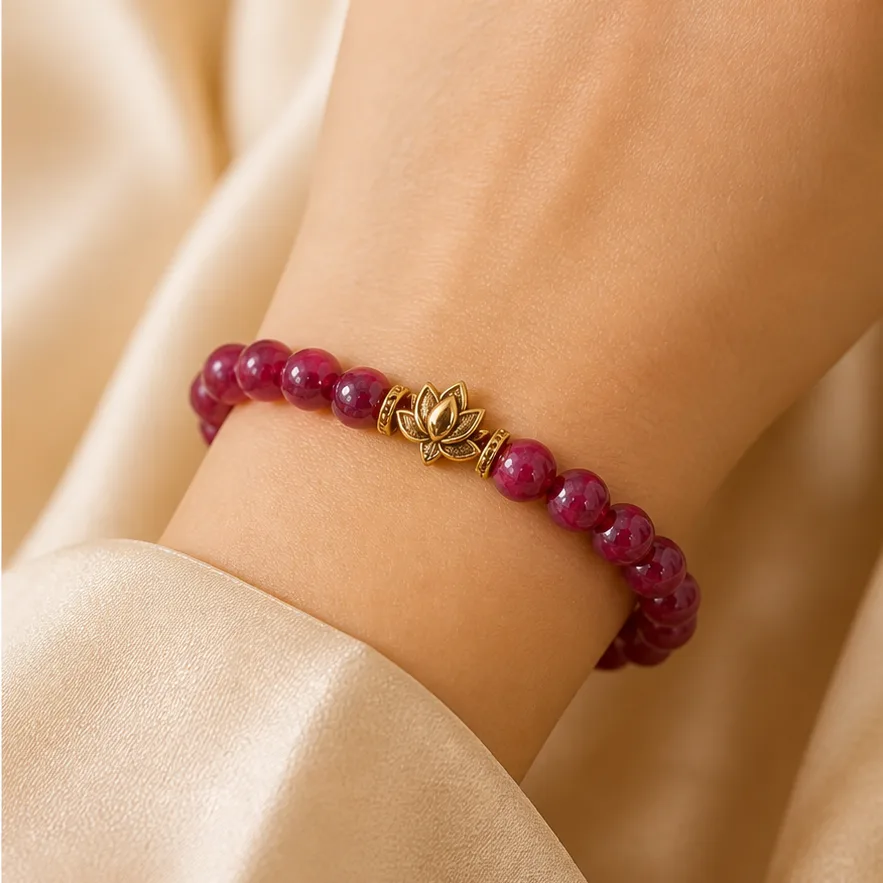 Vòng tay Ruby RB03 Charm sen - ảnh sử dụng thực tế